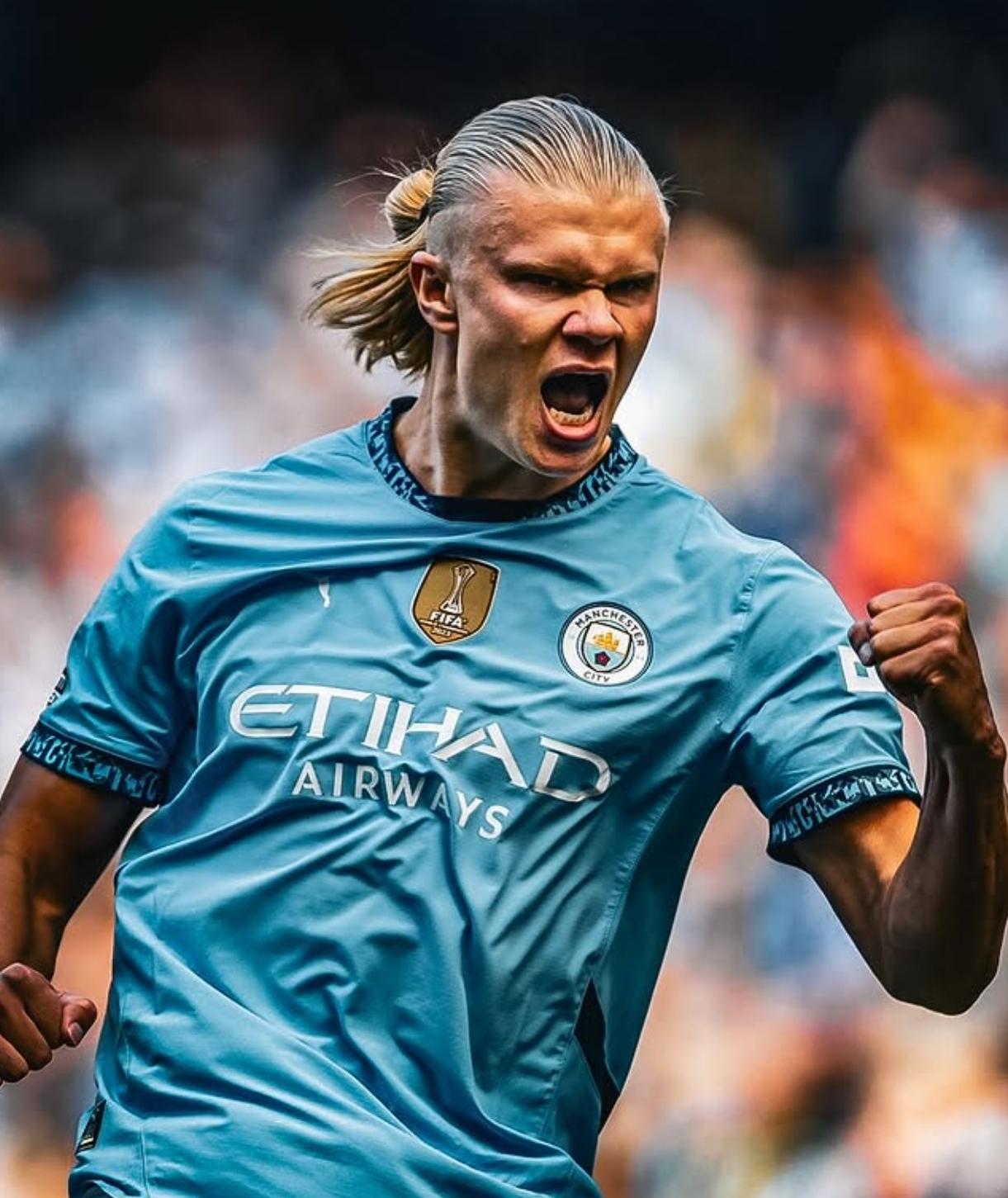 詹姆斯时隔14年再次来蓉，现场表白“我太爱成都了”，球迷冒雨齐聚万象城集体高呼“LBJ”