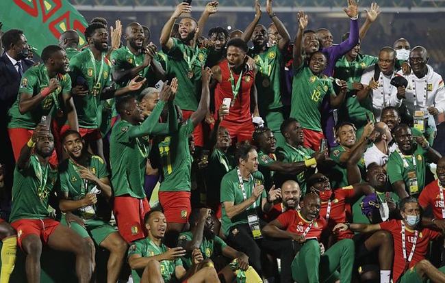 男子下棋时吸烟不慎引燃衣物