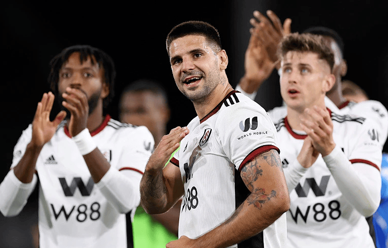 上海申花续约斯卢茨基，欲在亚冠和巴西引援中提升竞争力，期待其带领球队争冠。